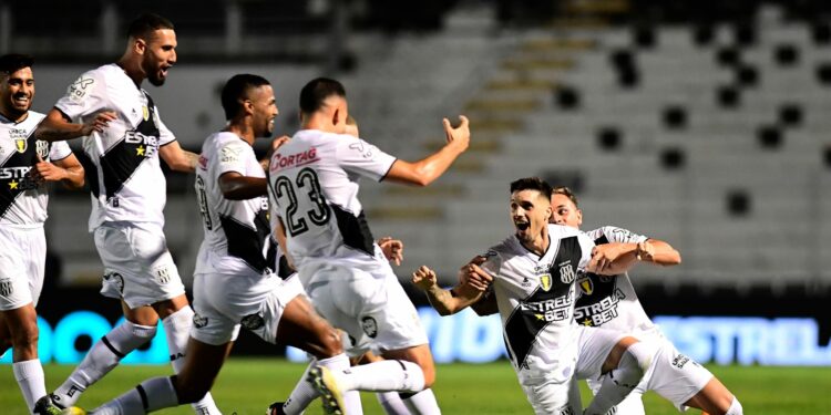 Jogadores pontepretanos celebram gol de Gabriel Risso, que acertou um petardo de fora da área. Fotos: Marcos Ribolli/PontePress