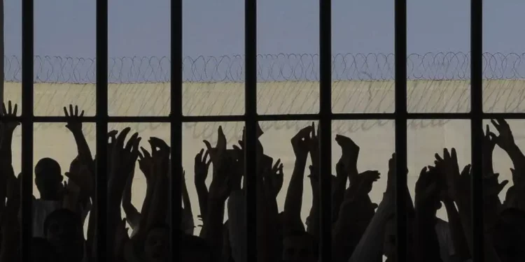 Proposta mantém a autorização para que detentos em regime semiaberto possam estudar fora da prisão Foto: Wilson dias/Agência Brasil
