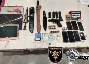 Policiais encontraram munições, pistola e facas na casa em que o suspeito foi encontrado, no bairro Vale Verde Fotos: Divulgação/PM