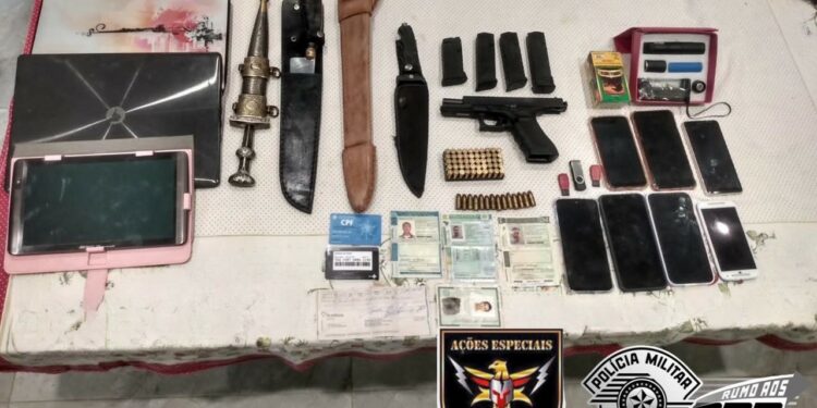 Policiais encontraram munições, pistola e facas na casa em que o suspeito foi encontrado, no bairro Vale Verde Fotos: Divulgação/PM