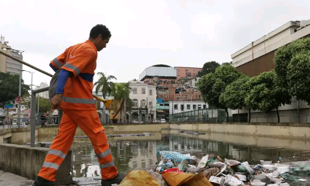 Serviços de coleta de lixo, direta ou indireta, beneficiavam 90,9% dos brasileiros em 2022, aponta IBGE - Foto: Tânia Rego/Agência Brasil