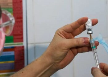 Enfermeira prepara a Qdenga no DF: esforços envolvem uso de imunizante, mas isso não basta - Foto: Fabio Rodrigues-Pozzebom/Agência Brasil