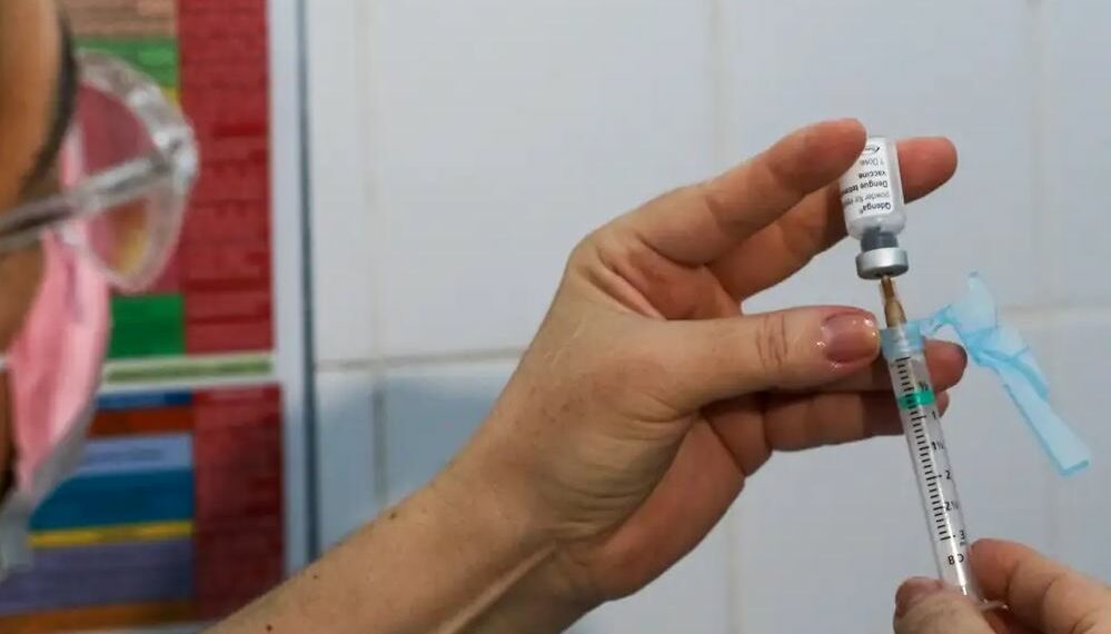Enfermeira prepara a Qdenga no DF: esforços envolvem uso de imunizante, mas isso não basta - Foto: Fabio Rodrigues-Pozzebom/Agência Brasil