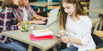 Celular em sala de aula: sim ou não?