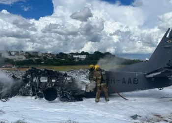 Bombeiros trabalham para apagar as chamas na aeronave da PF. Foto: Reprodução