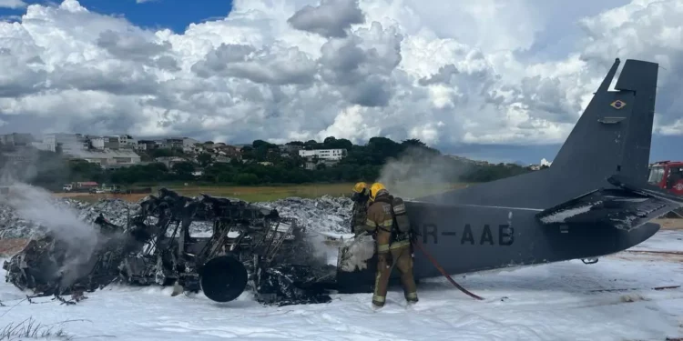 Bombeiros trabalham para apagar as chamas na aeronave da PF. Foto: Reprodução