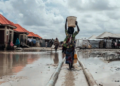 Milhões estão deslocados em toda a Nigéria devido a conflitos, impactos das alterações climáticas e catástrofes naturais: menina leva água para seu abrigo em um campo de deslocados internos no país - Foto: Arquivo/Unicef/KC Nwakalor