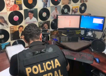 Agente da Polícia Federal recolhe documentos em rádio clandestina de Indaiatuba - Foto: Divulgação PF