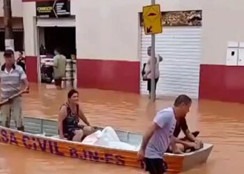 Resgatistas socorrem moradores usando barcos no Espírito Santo - Imagem: Reprodução de vídeo/TVE/ES