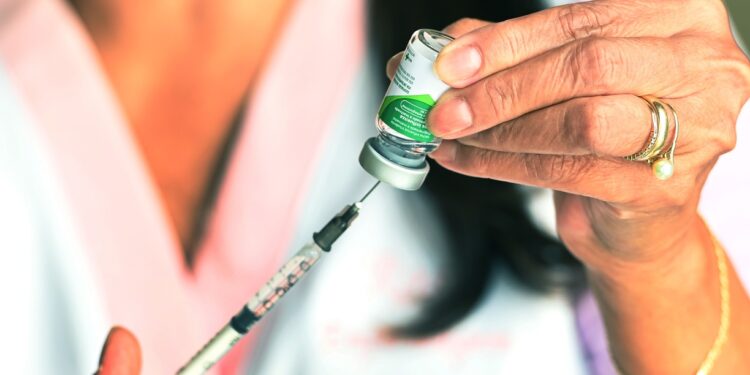 As doses estarão disponíveis nos 68 centros de saúde (CSs) de Campinas. Foto: Carlos Bassan/PMC
