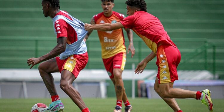 Gabriel Santos, que estreou como titular diante do São Paulo, é puxado pela camisa durante treino – Fotos: Raphael Silvestre/Guarani FC