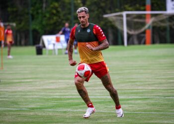 Recuperado de lesão muscular, Derek pode ser envolvido em troca com o Atlético-GO – Foto: Raphael Silvestre/Guarani FC