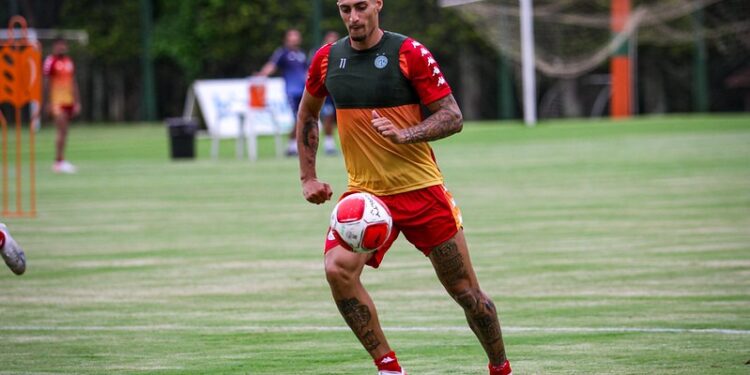 Recuperado de lesão muscular, Derek pode ser envolvido em troca com o Atlético-GO – Foto: Raphael Silvestre/Guarani FC