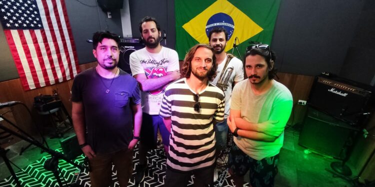 O grupo é formado por Gabriel Mialchi (guitarra e voz), Du Marot (guitarra), Mateus Gebra Ferraz (trompete e violão), Felipe Bertazzi (baixo) e Fernando Piovesana (bateria). Foto: Divulgação