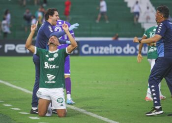 Lucas Adell mostra fé ao comemorar a permanência do time no Paulistão após o jogo contra o Red Bull. Fotos: Raphael Silvestre/Guarani FC