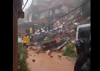 Destruição e mortes em Petrópolis: Defesa Civil recomenda que a população das áreas de risco se mantenha em alerta - Foto: KaladoMuaythai/X/Divulgação