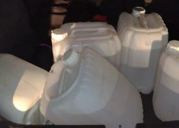Os galões de lança-perfume estava no porta-malas do veículo. Foto: Divulgação/Guarda Municipal de Campinas