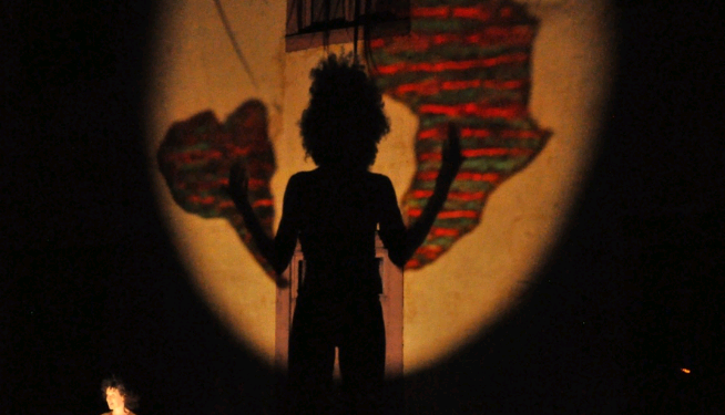 Espetáculo traz a diáspora africana como tema central através da linguagem do Teatro de Sombras - Foto:  Ronaldo Robles/Divulgação