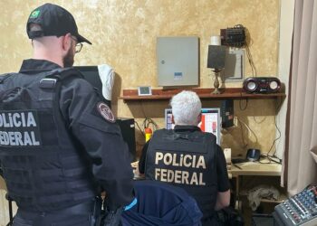Policiais federais vasculham conteúdo impróprio e criminoso no computador do investigado, que mora no bairro Chapadão, em Campinas - Foto: PF/Divulgação