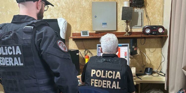 Policiais federais vasculham conteúdo impróprio e criminoso no computador do investigado, que mora no bairro Chapadão, em Campinas - Foto: PF/Divulgação