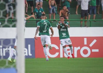 Reinaldo aponta para Pablo Thomaz, que foi titular em todos os jogos com Claudinei Oliveira e tem contrato até o final de abril: prioridade - Foto: Raphael Silvestre/Guarani FC