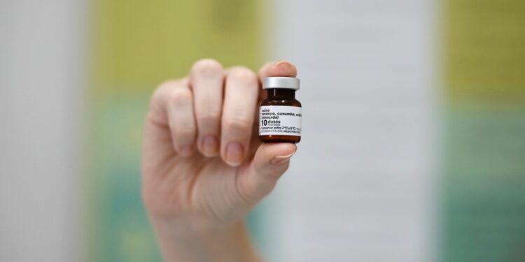 As doses de vacinas contra sarampo e rubéola estão disponíveis em todos os 68 centros de saúde de Campinas. Foto: Rogério Capela/PMC