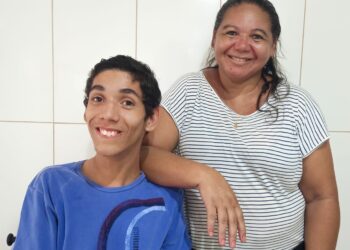 João Lucas Pereira Ridolfi de Carvalho com a mãe Wilma: persistência e muito apoio para acompanhar as aulas da faculdade - Fotos: Divulgação