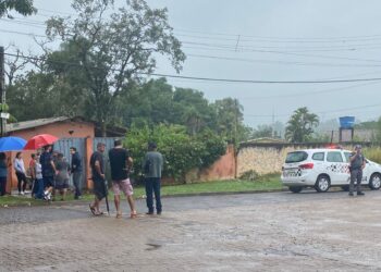 Moradores do bairro rural se aglomeram em frente a casa onde ocorreu o acidente - Foto: Gustavo Abdel/Hora Campinas