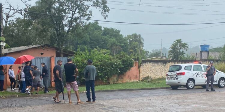 Moradores do bairro rural se aglomeram em frente a casa onde ocorreu o acidente - Foto: Gustavo Abdel/Hora Campinas