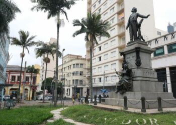 Monumento no centro de Campinas:  decisão do Condepacc impede grades de proteção mais altas - Foto: Leandro Ferreira/Hora Campinas
