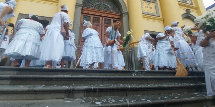Lavagem das Escadarias da Catedral é evento que simboliza o sincretismo religioso em mensagem de paz e respeito - Fotos: Leandro Ferreira/Hora Campinas