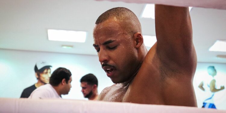 Atleta da equipe Arte da Luta, de Mogi Mirim, Mateus Munhoz enfrenta o número dois do boxe venezuelano - Foto: Arthur Lot/Divulgação
