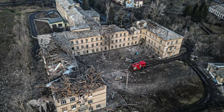Destruição em aldeia da região de Kiev, na Ucrânia - guerra sem indício de cessar-fogo - Foto: RS/Fotos Públicas