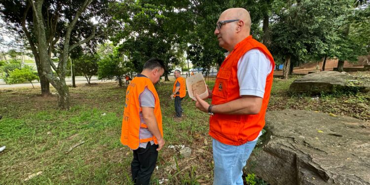 Prefeito Dário Saadi ajudou a recolher lixo no mutirão ocorrido neste Sábado de Aleluia - Foto: PMC/Divulgação