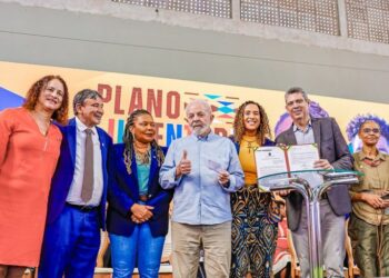Presidente Lula e ministros durante o lançamento do Plano Juventude Negra Vida, na quinta-feira (21), em Ceilândia (DF) - Foto: Ricardo Stuckert/PR