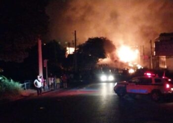 O fogo se alastrou e atingiu residências, deixando feridos - Foto: Divulgação