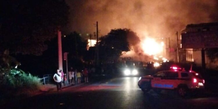O fogo se alastrou e atingiu residências, deixando feridos - Foto: Divulgação