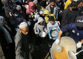 Pessoas aguardam em fila por comida em Gaza. Foto: Unrwa/Divulgação