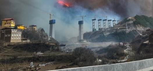 Incêndio provoca o deslocamento de quase 3,4 mil pessoas na China
