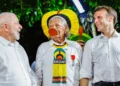 O cacique Raoni Metuktire entre Lula e Macron: homenagem - Foto: Ricardo Stuckert/Agência Brasil
