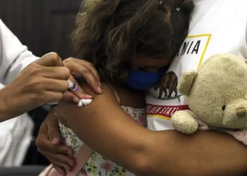 Boletim traz dados sobre mortes de crianças com covid-19 para enfatizar a eficácia da vacina. Foto: Tânia Rêgo/Agência Brasil