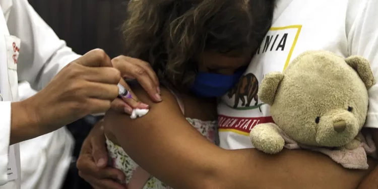 Boletim traz dados sobre mortes de crianças com covid-19 para enfatizar a eficácia da vacina. Foto: Tânia Rêgo/Agência Brasil