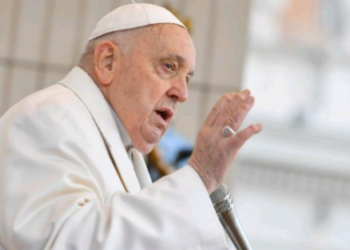 Papa Francisco na mensagem deste domingo de Páscoa: "não cedamos à lógica das armas e do rearmamento" - Foto: Vatican Media