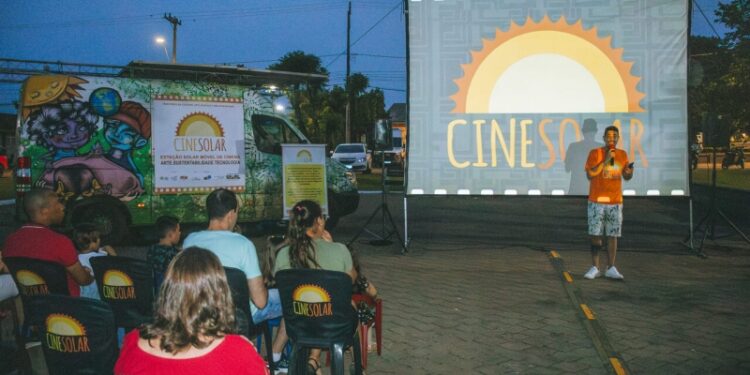 Projeto itinerante movido a energia solar promoverá sessões de cinema, às 18h30 e às 19h30, na EMEF Samuel da Silva Mendonça. Foto: Divulgação