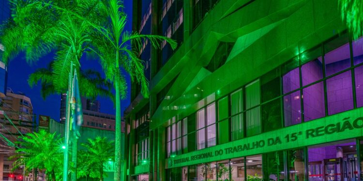 A iluminação verde da sede do TRT-15 reforça a campanha Abril Verde. Foto: Divulgação