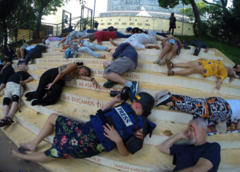 Artistas e jornalistas durante performance Grito de Gaza na Praça Vladimir Herzog, em São Paulo: ativistas deitaram nas escadaria simulando milhares de mortes em Gaza - Foto Jorge Araujo/Fotos Públicas