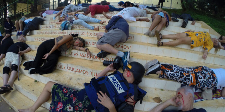 Artistas e jornalistas durante performance Grito de Gaza na Praça Vladimir Herzog, em São Paulo: ativistas deitaram nas escadaria simulando milhares de mortes em Gaza - Foto Jorge Araujo/Fotos Públicas