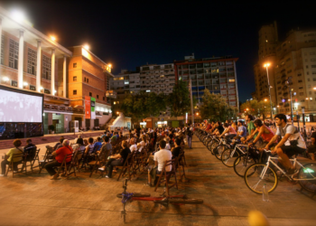 Durante a sessão, o público pode sentar nas cadeiras ou nas bikes que geram energia. Foto: Efectocine/Divulgação