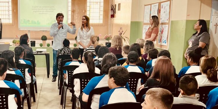 Palestra educativa para alunos de escola em Elias Fausto: aprendizagem sobre reciclagem e meio ambiente - Foto: Divulgação