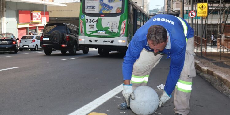 Várias esferas instaladas na Campos Sales se soltaram com o choque de veículos. Foto: Divulgação/Emdec